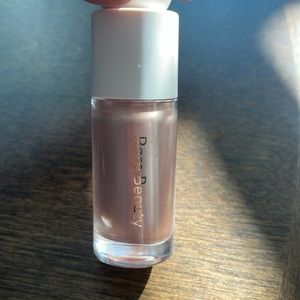 Rare Beauty Positive Light Liquid Highlighter in shade Mesmerize